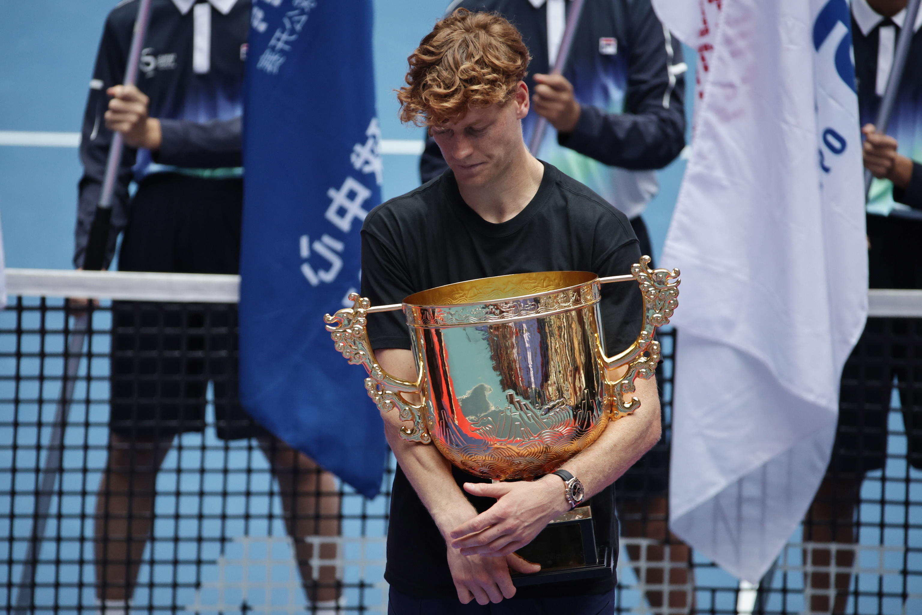 Sinner riconquista vittoria e sorriso