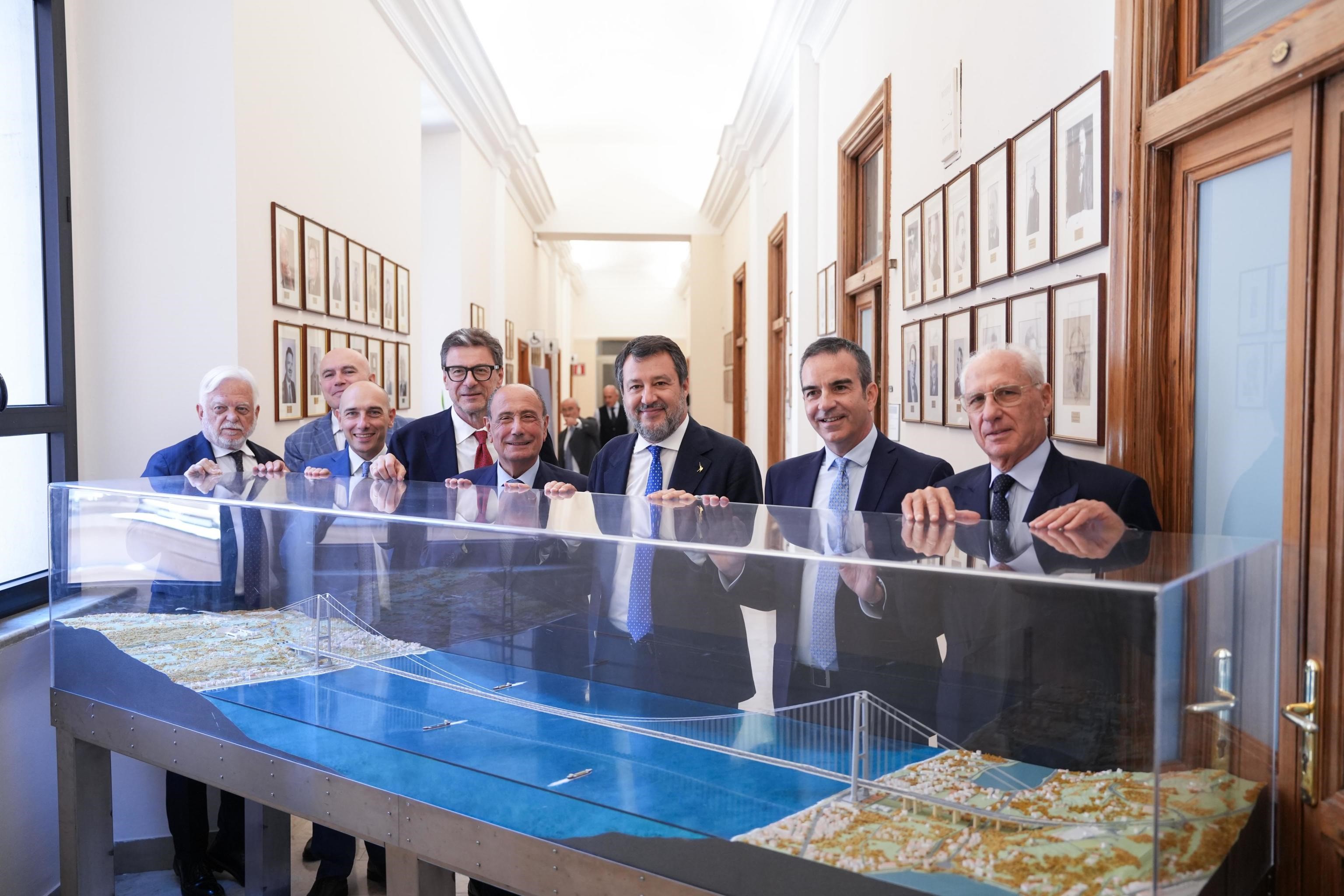 Nebbia sul ponte di Messina