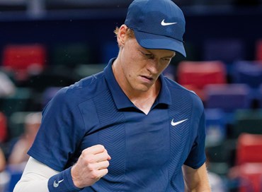 Sinner batte Tsitsipas: esordio vincente al “6 Kings Slam”