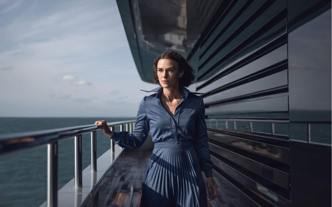 Visioni. “La donna della cabina numero 10”, un discontinuo thriller psicologico