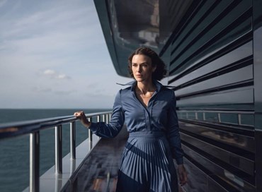 Visioni. “La donna della cabina numero 10”, un discontinuo thriller psicologico