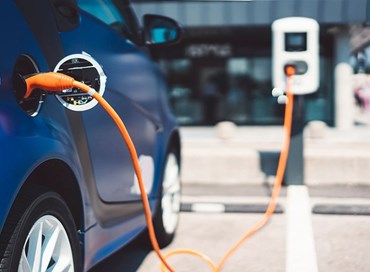 La spina dello Stato: senza sussidi l’elettrico si spegne