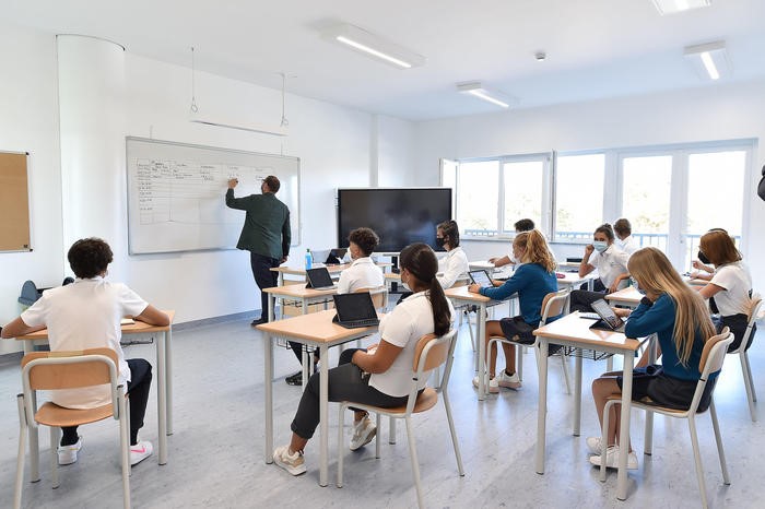 Scuola, firmato il contratto: aumenti medi di 150 euro