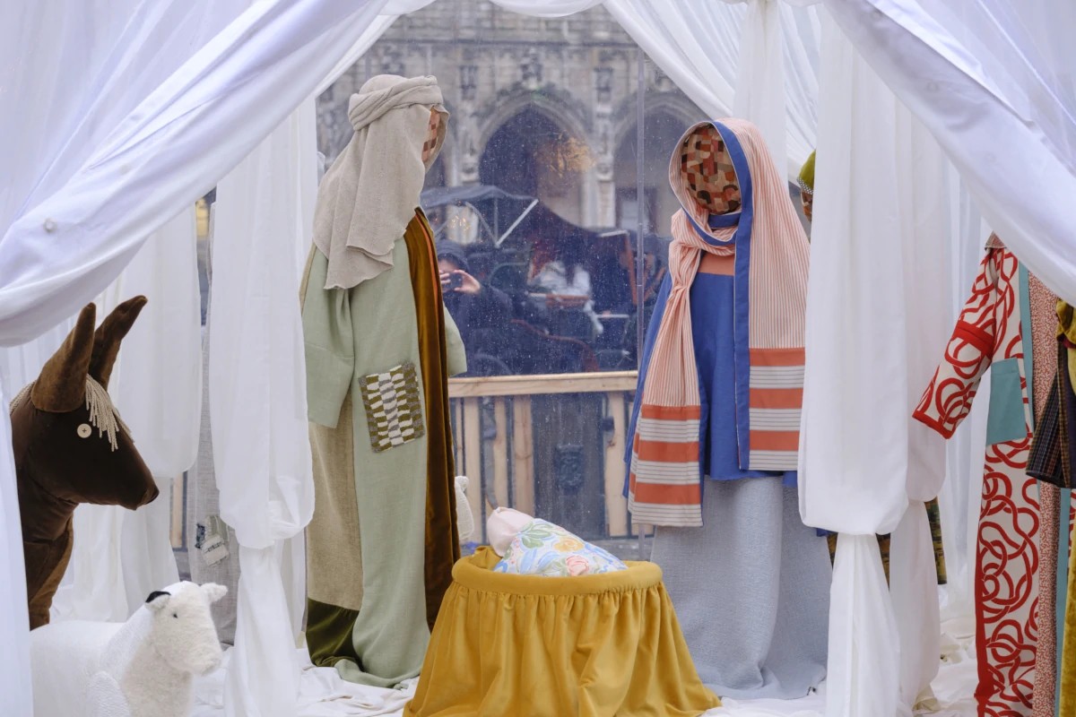 Natività woke a Bruxelles: difendiamo le radici cristiane (Video)