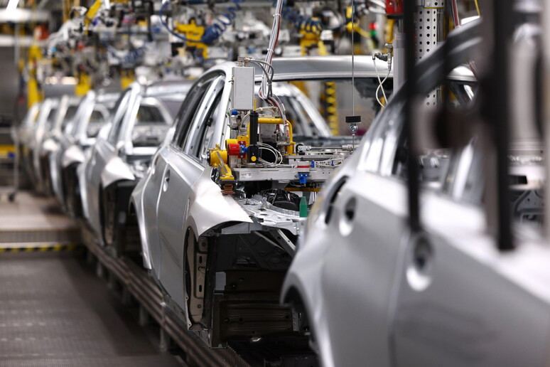 L’Europa apre alle auto a motore termico. L’allarmismo climatico non convince più