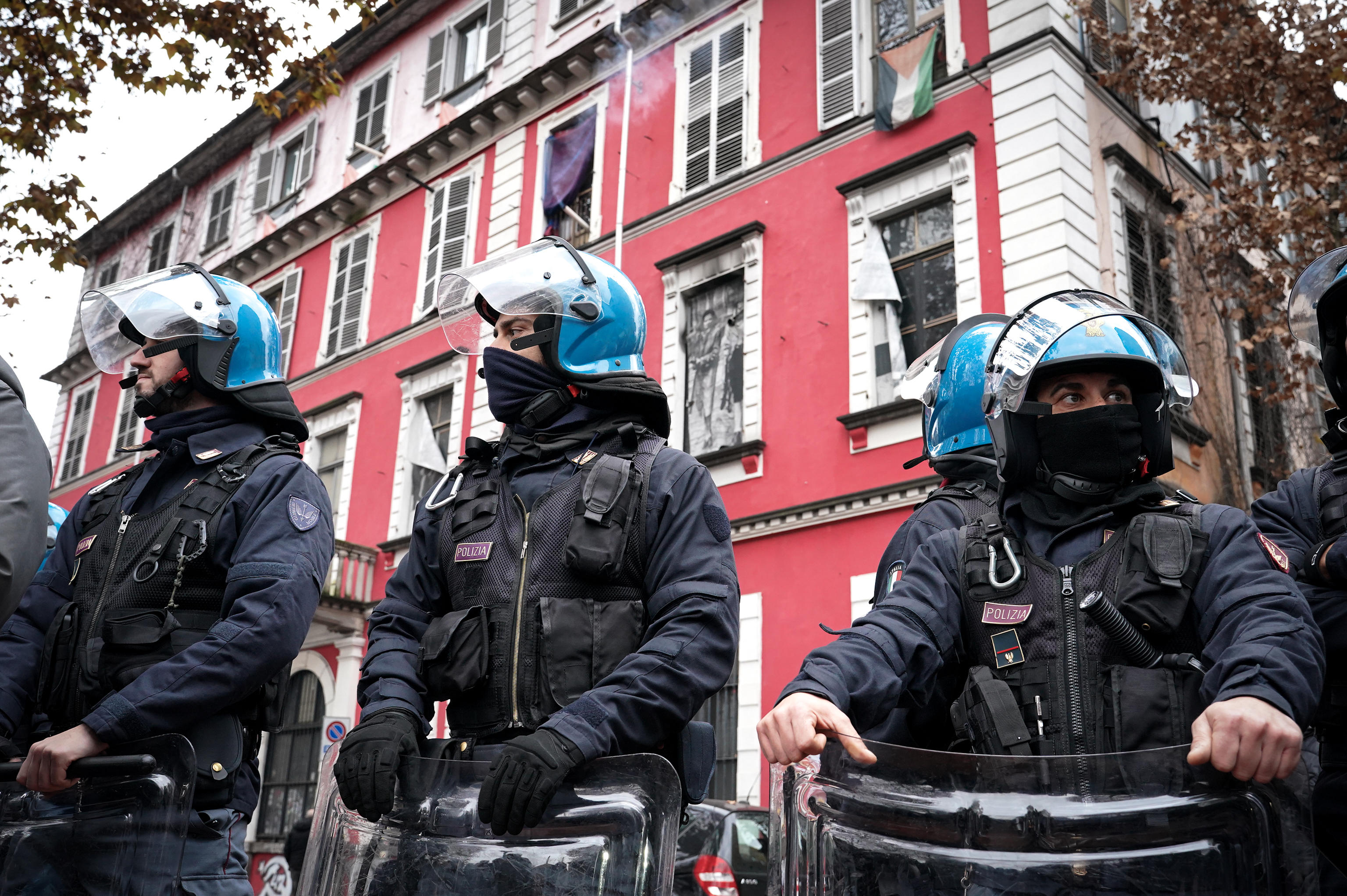 Dopo l’assalto a “La Stampa” sgomberato l’Askatasuna a Torino