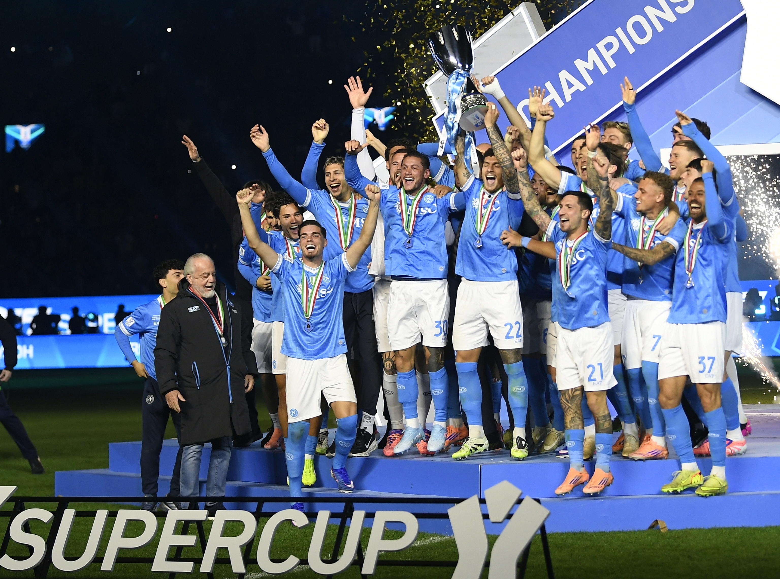 Un super Neres regala al Napoli la Supercoppa