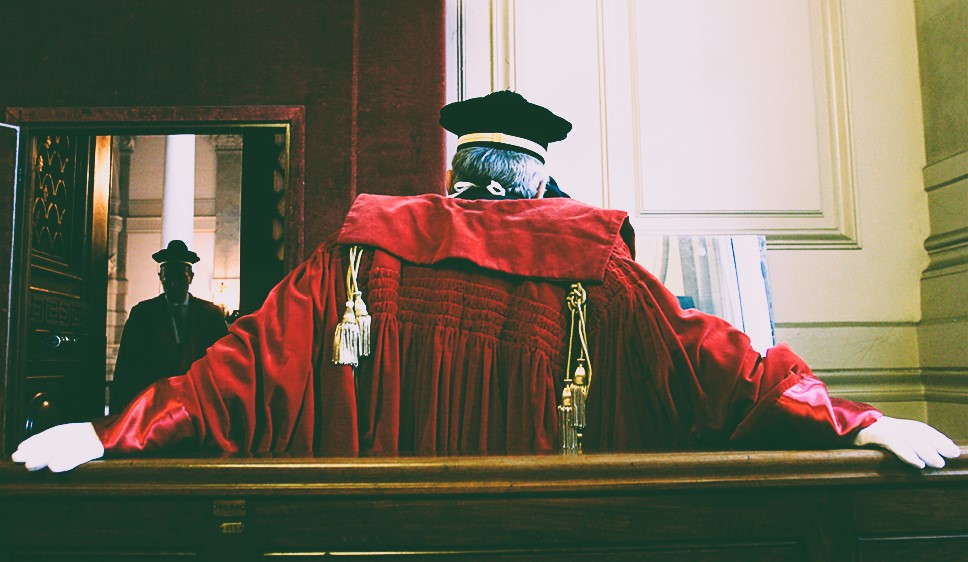 Sì resusciti la giustizia, la morta che cammina