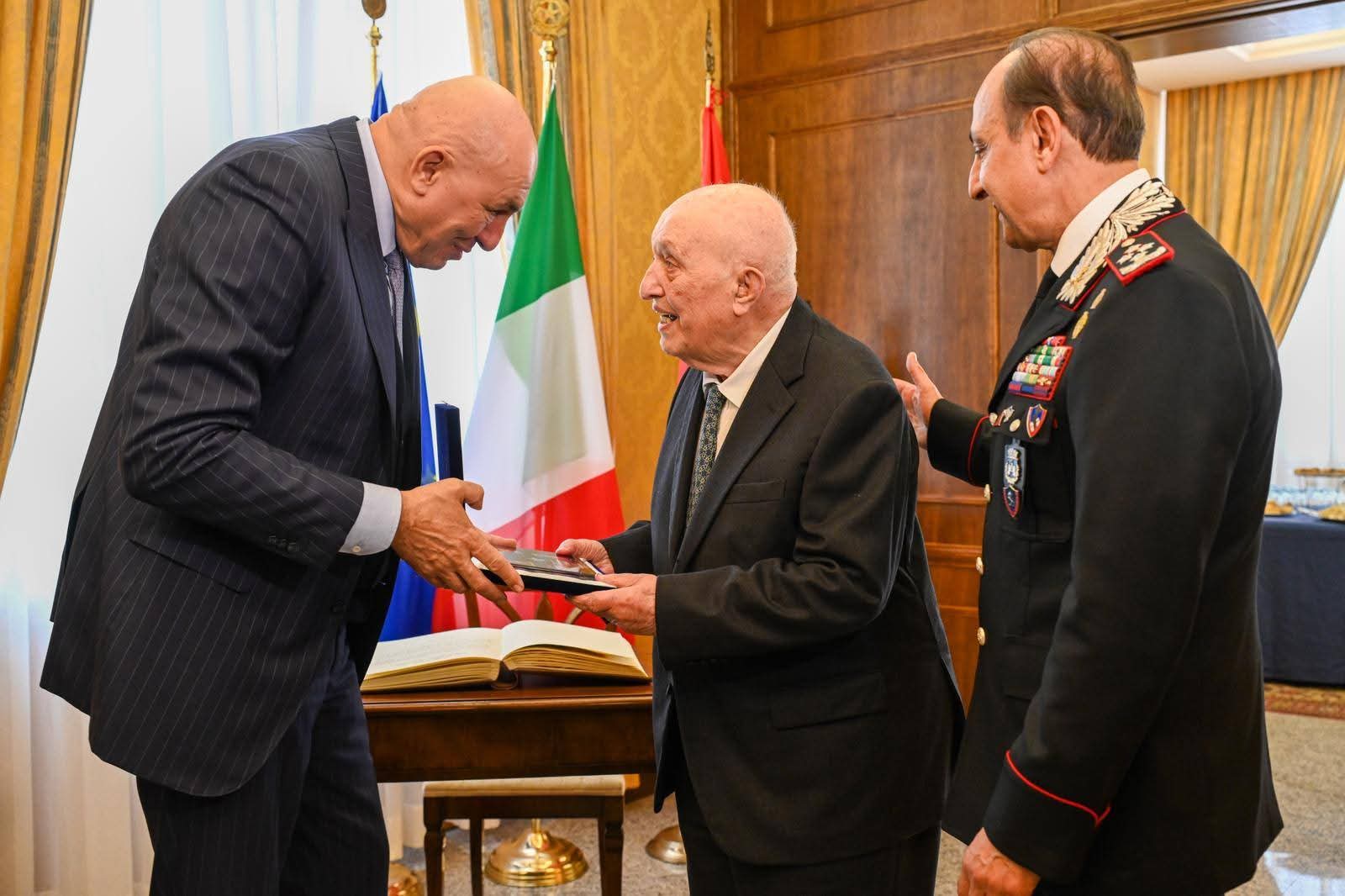 Il cuore oltre l’uniforme: quando lo Stato si scopre famiglia