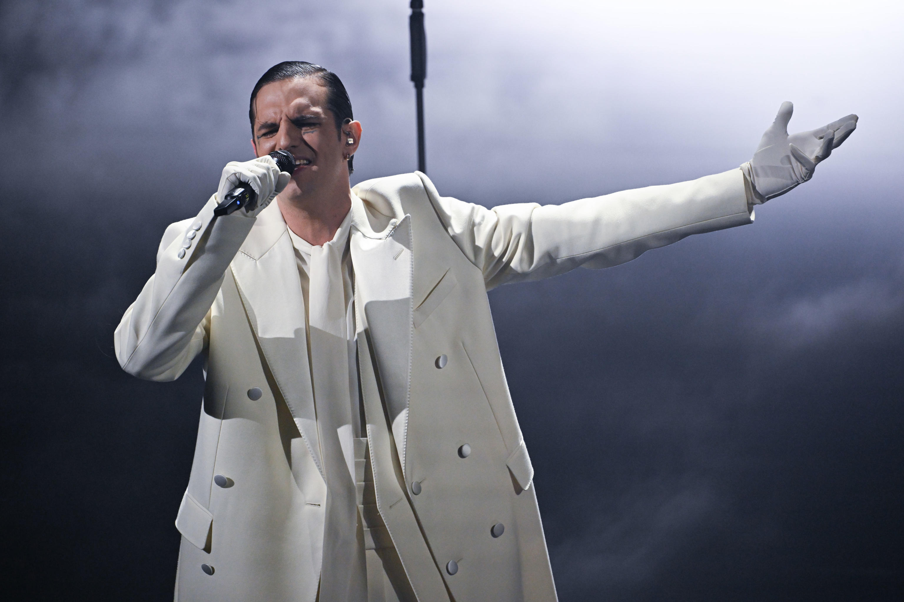 Sanremo 2026, Achille Lauro emoziona cantando “Perdutamente”