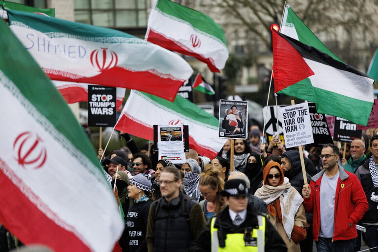 A sinistra, tutti pazzi per gli ayatollah