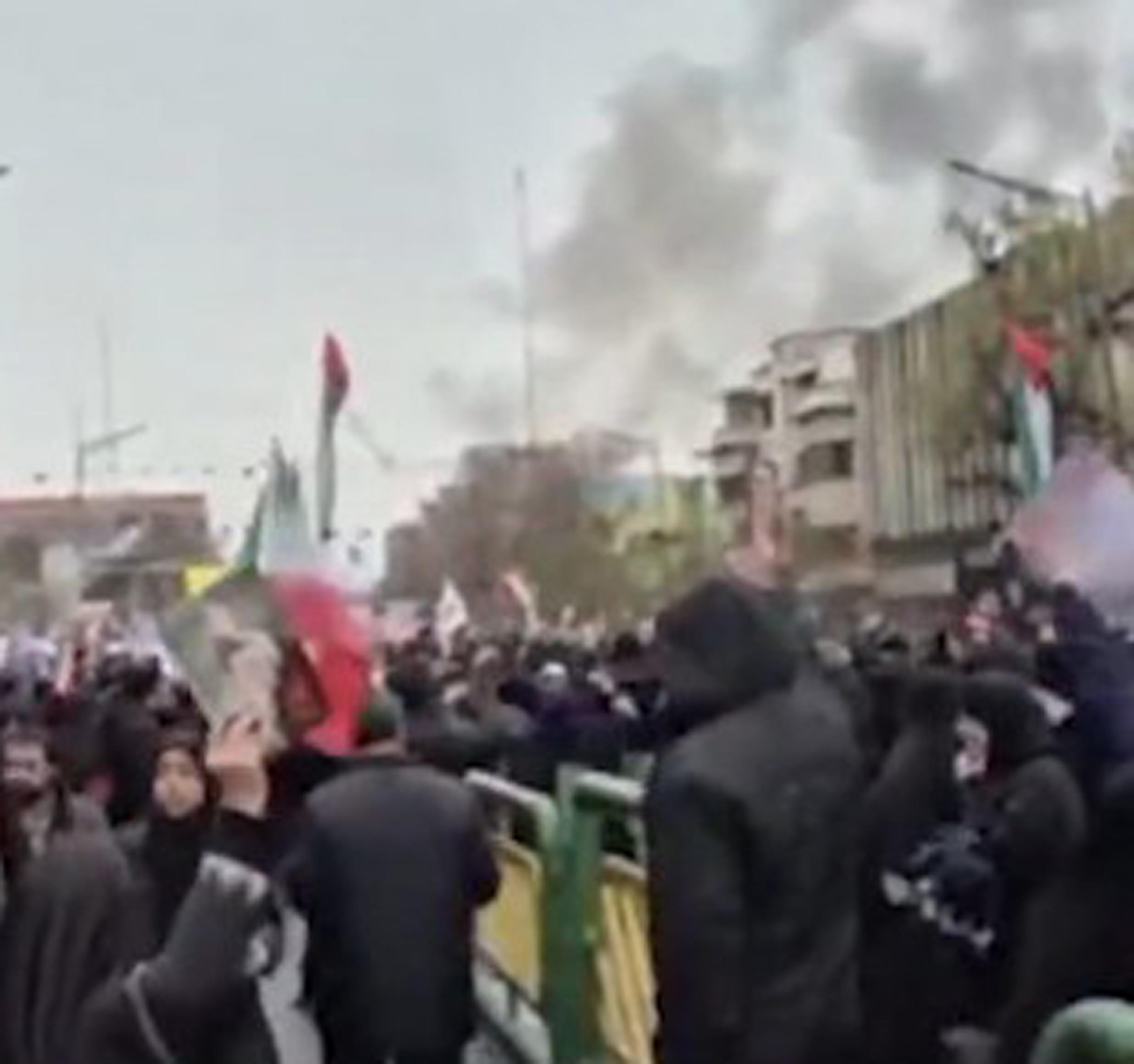 L’Iran “sta per arrendersi”, ma la guerra continua