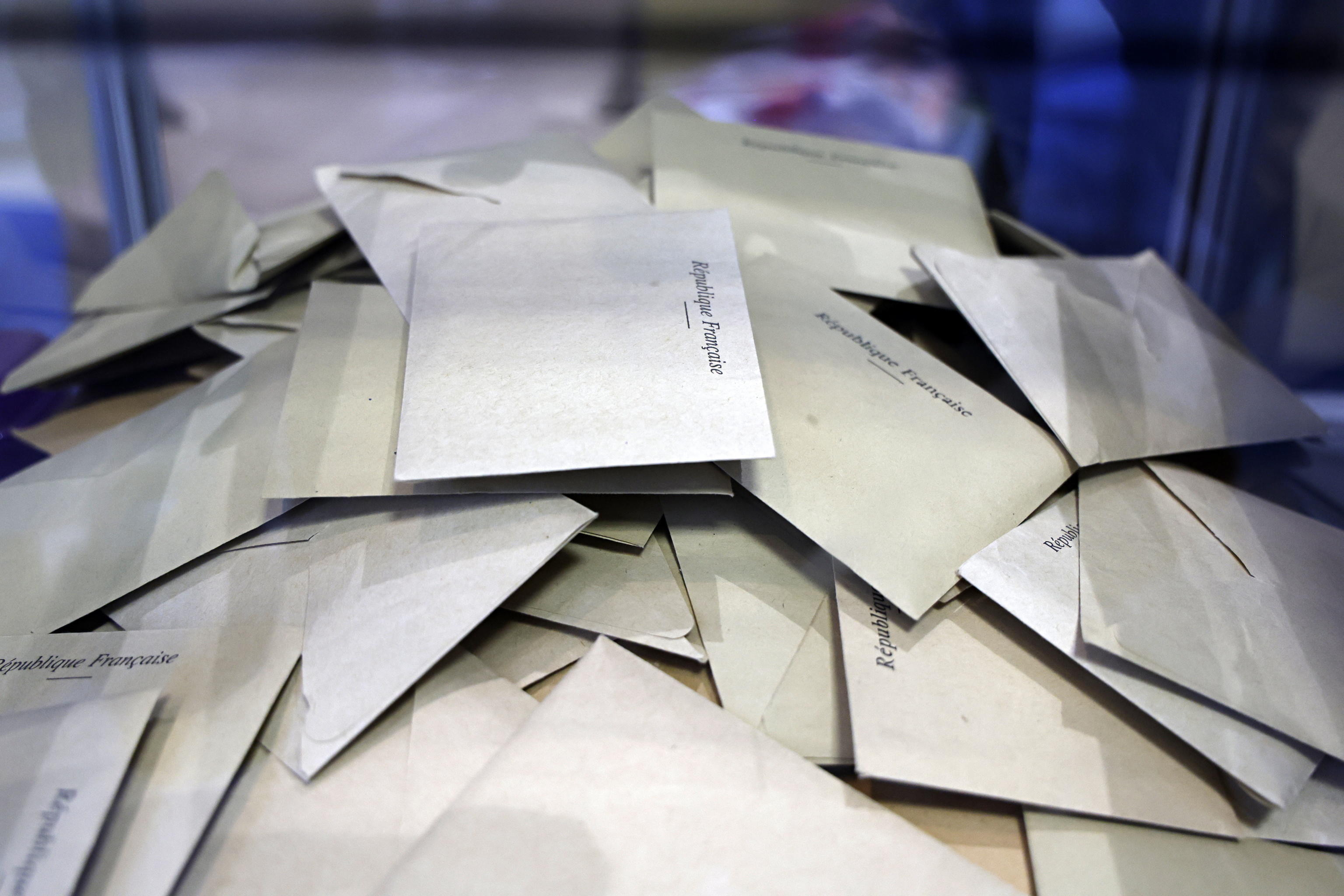 Elezioni municipali in Francia: crollano i feudi