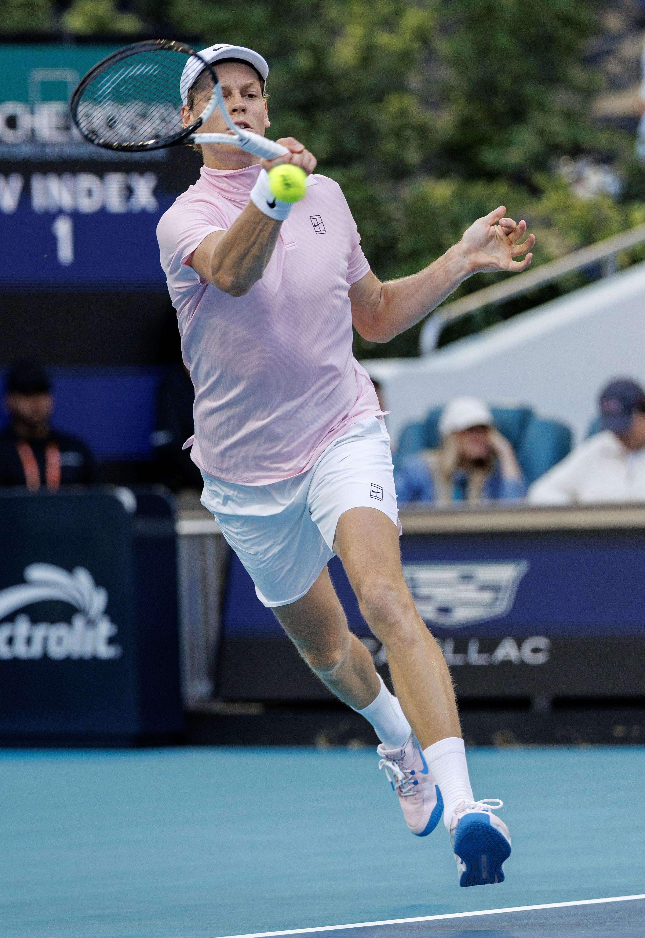 Sinner vince a fatica, 15 ace per battere Michelsen