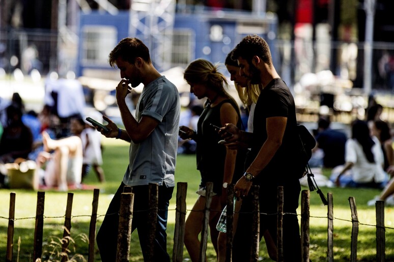 Scuole in trincea tra coltelli, odio e paura