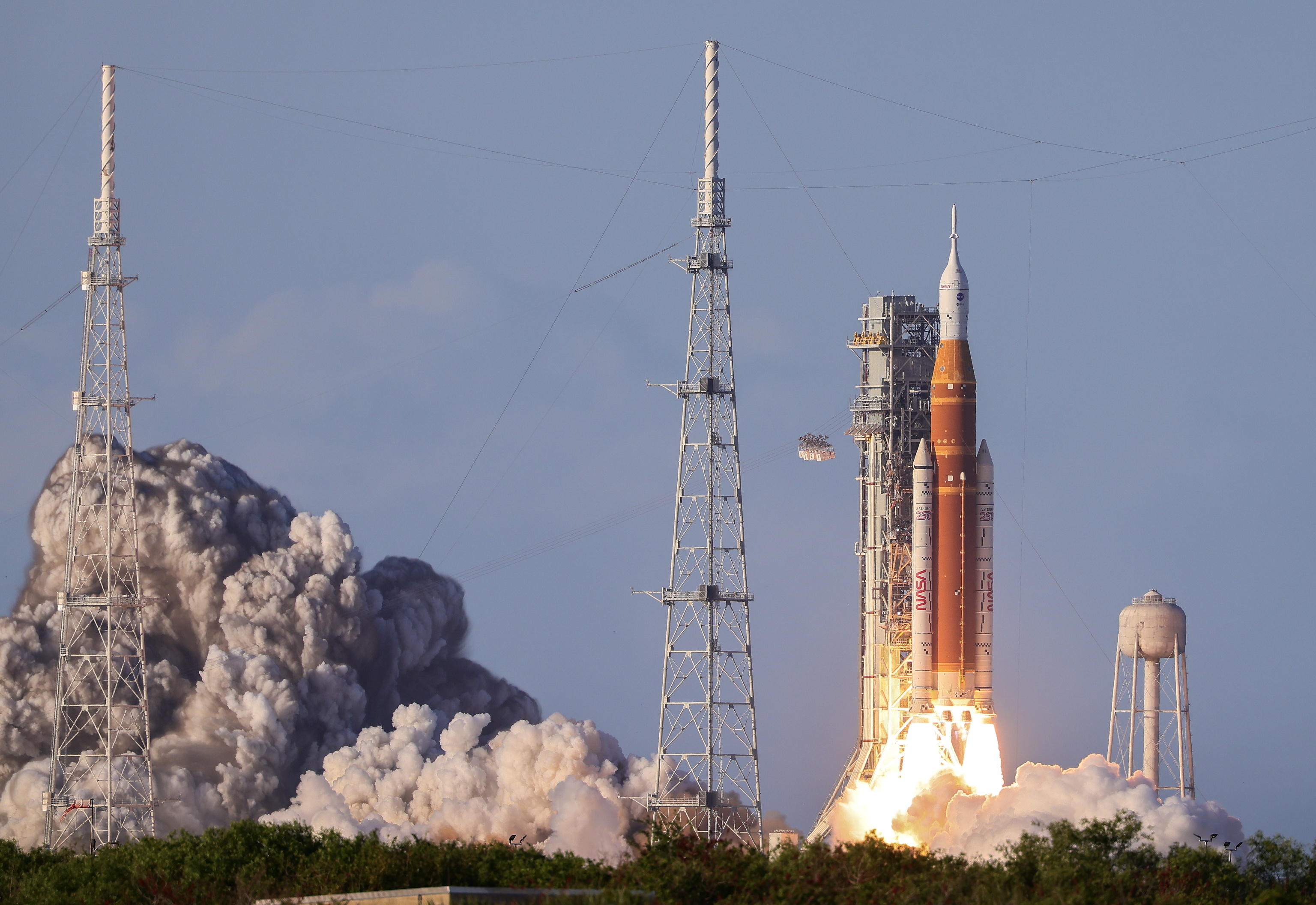 Artemis II è partita alla volta della Luna