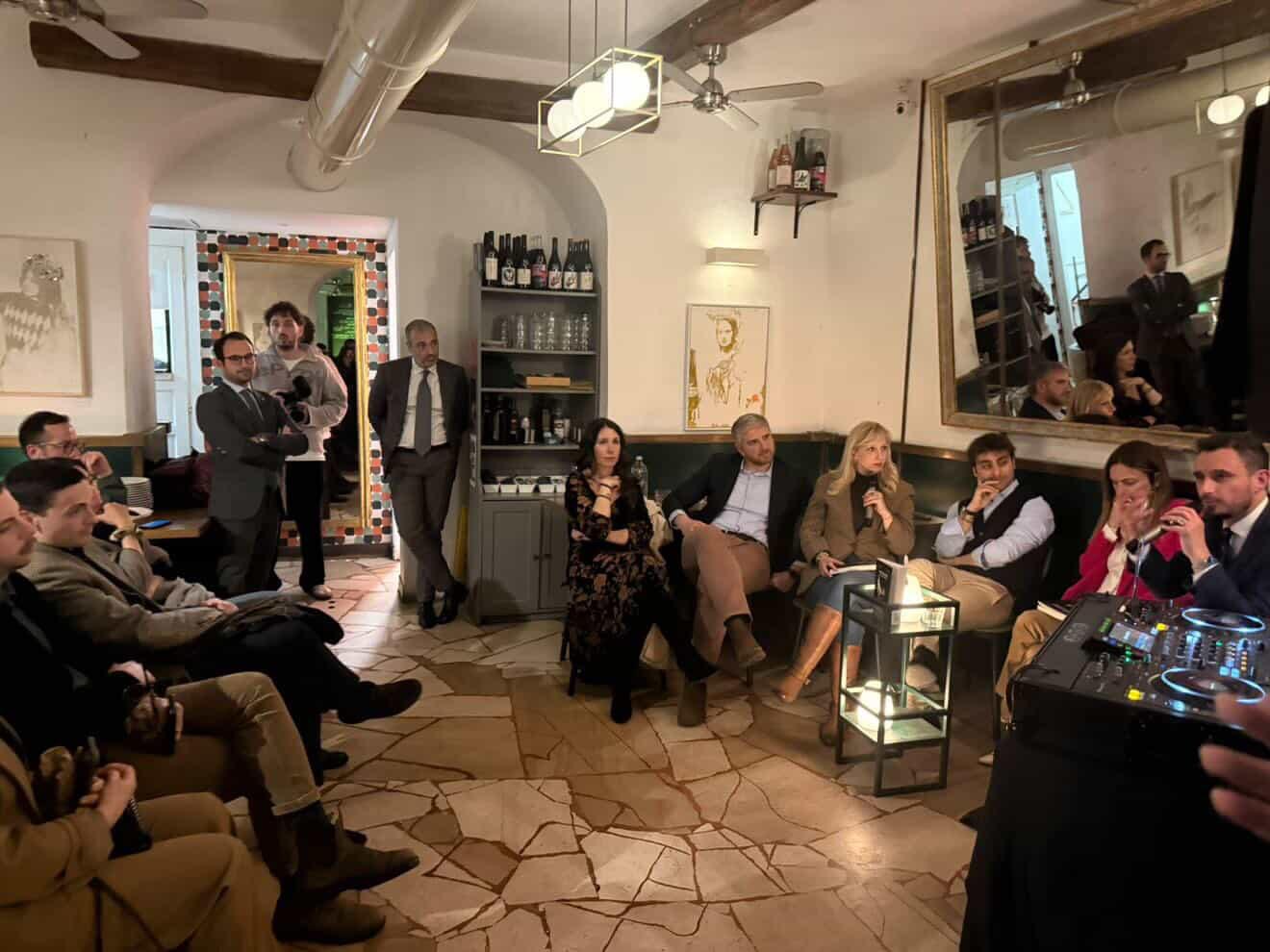 Scacco alla Corona: “Exit Queen” infiamma il salotto della movida romana