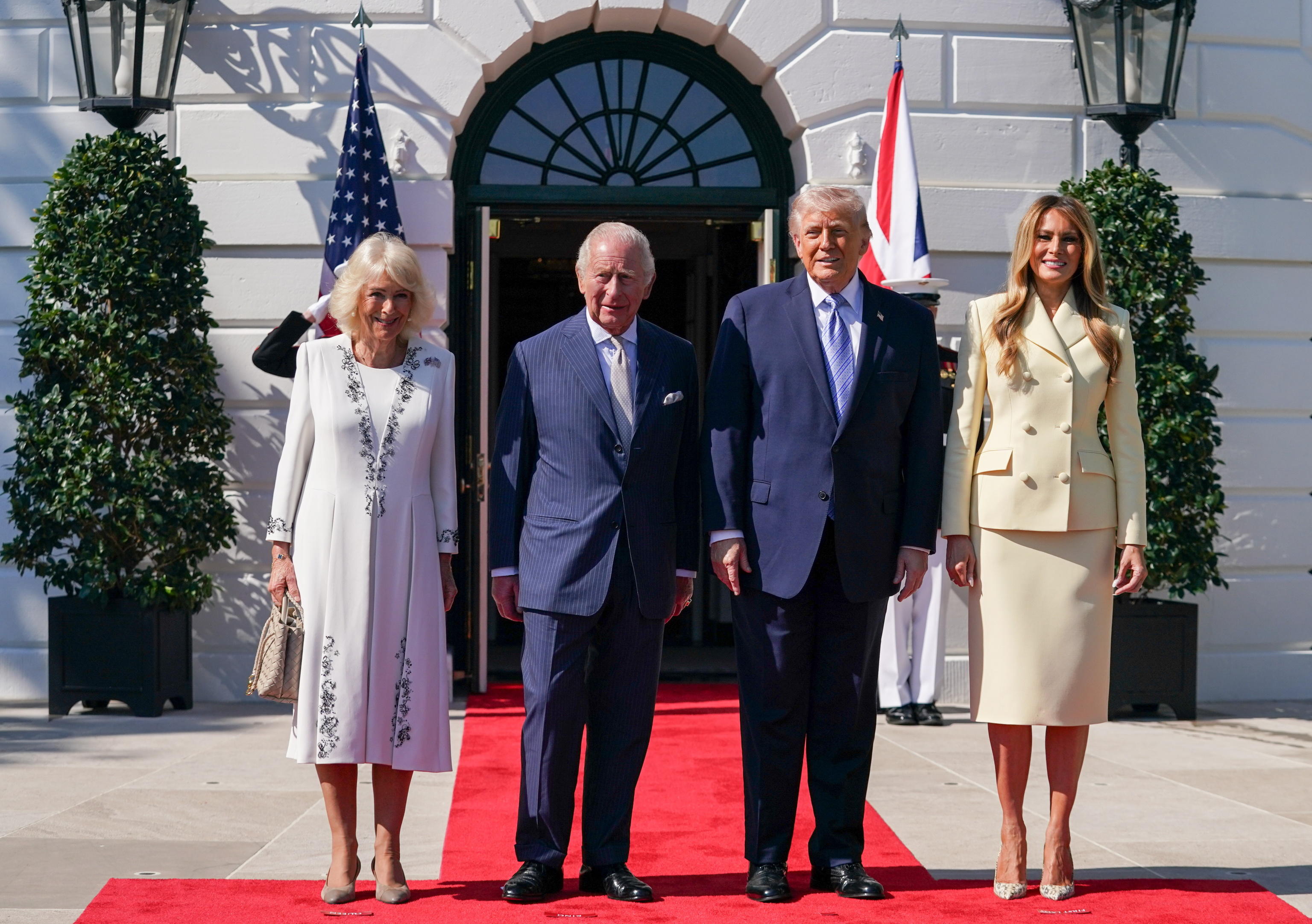 Trump ospita Re Carlo con la testa a Hormuz
