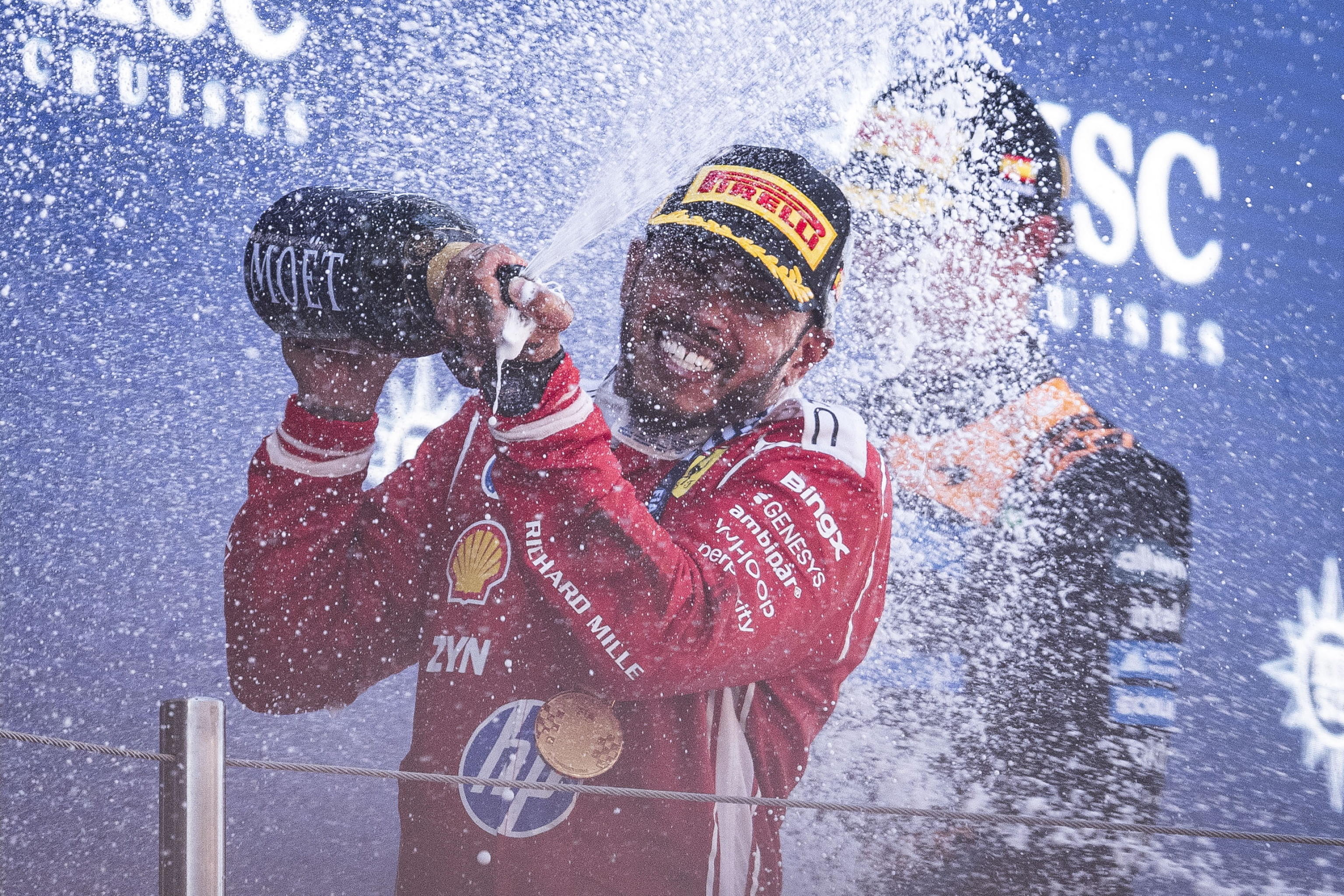 Hamilton è tornato: a Barcellona la prima vittoria in rosso