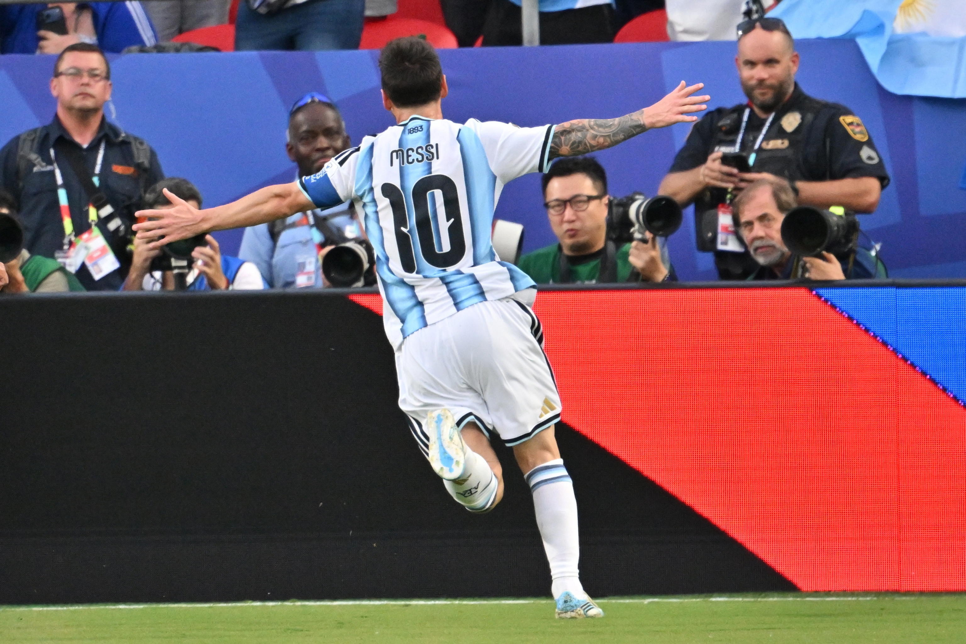 Eterno Messi: esordio da sogno al Mondiale