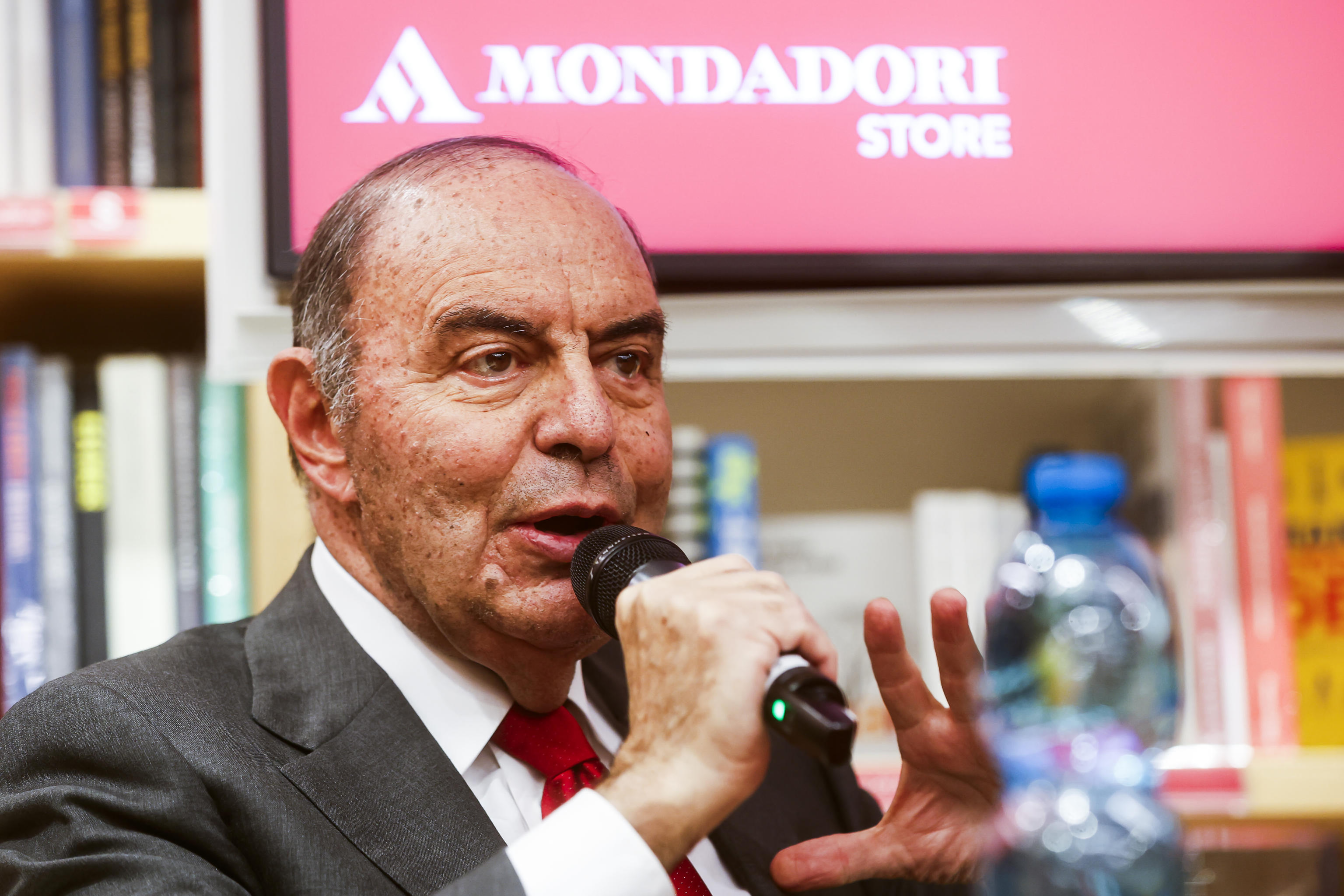 Bruno Vespa collega da stimare, altro che scribacchini combattenti