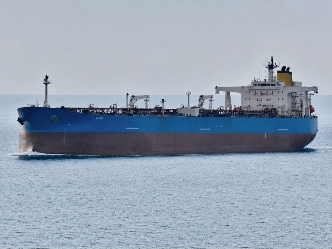 Petroliera ombra russa fermata al largo della Sicilia