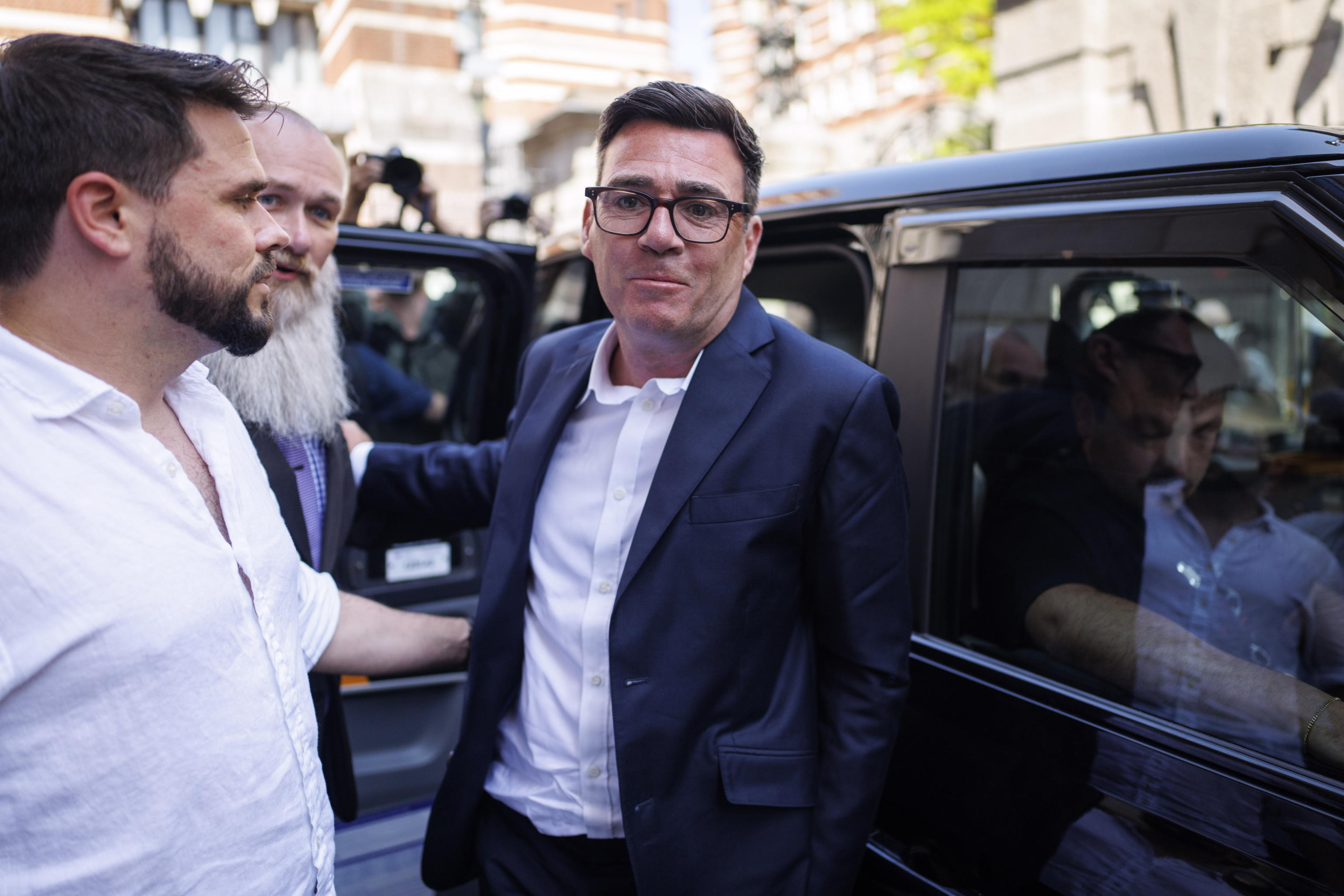 Burnham promette la luna ma non parla con i giornalisti