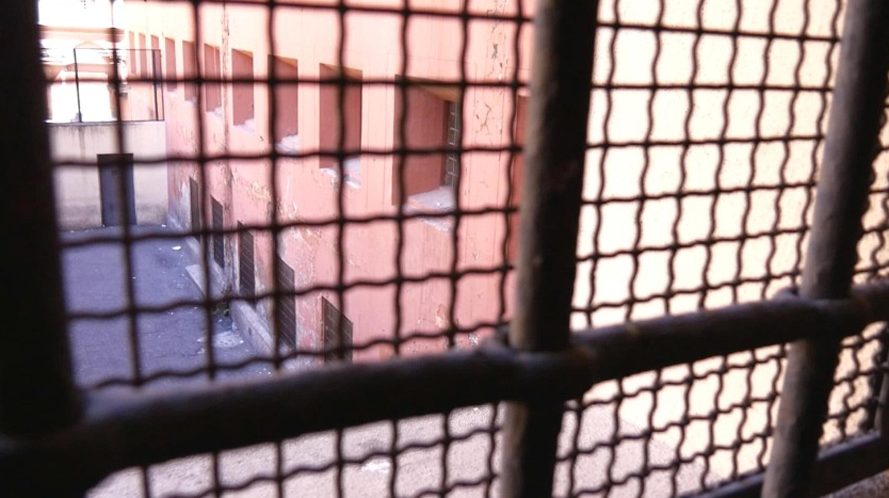 Carceri al collasso, la Francia è come la Turchia