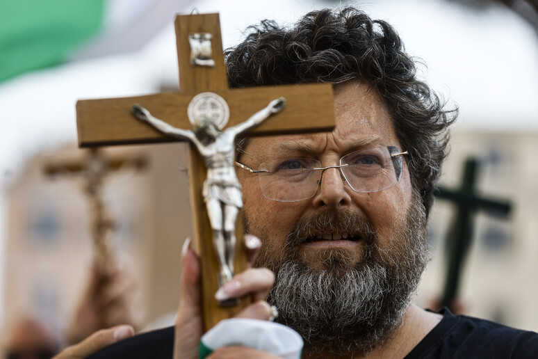 I cattolici in politica: dalla difesa dei simboli alla solitudine del voto