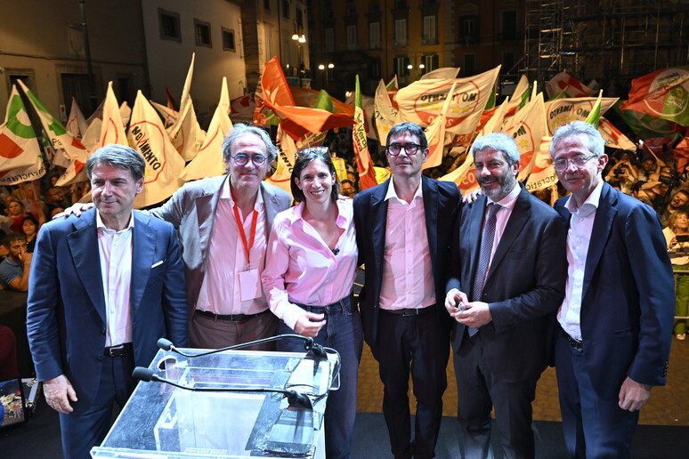 Il disco rotto parolaio della sinistra