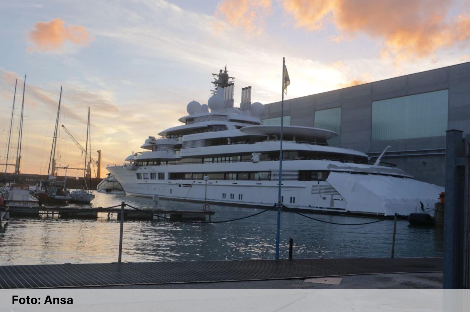 Lo yacht di Putin fugge nell’Artico