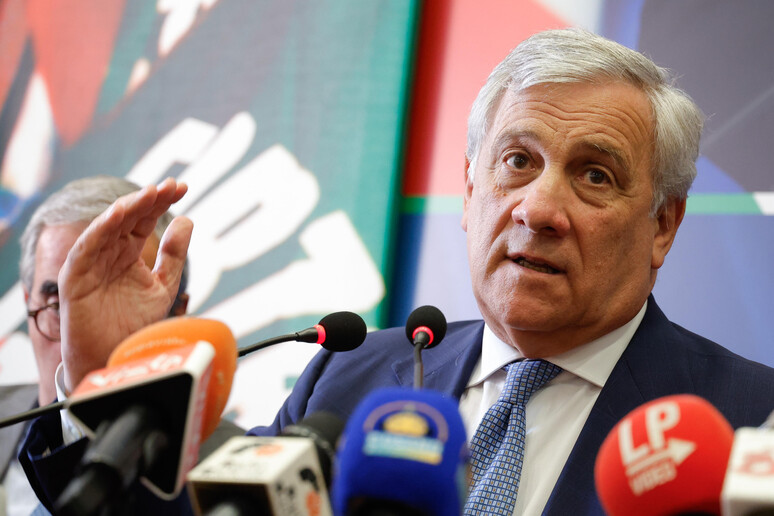 Tajani stretto tra Meloni e i Berlusconi
