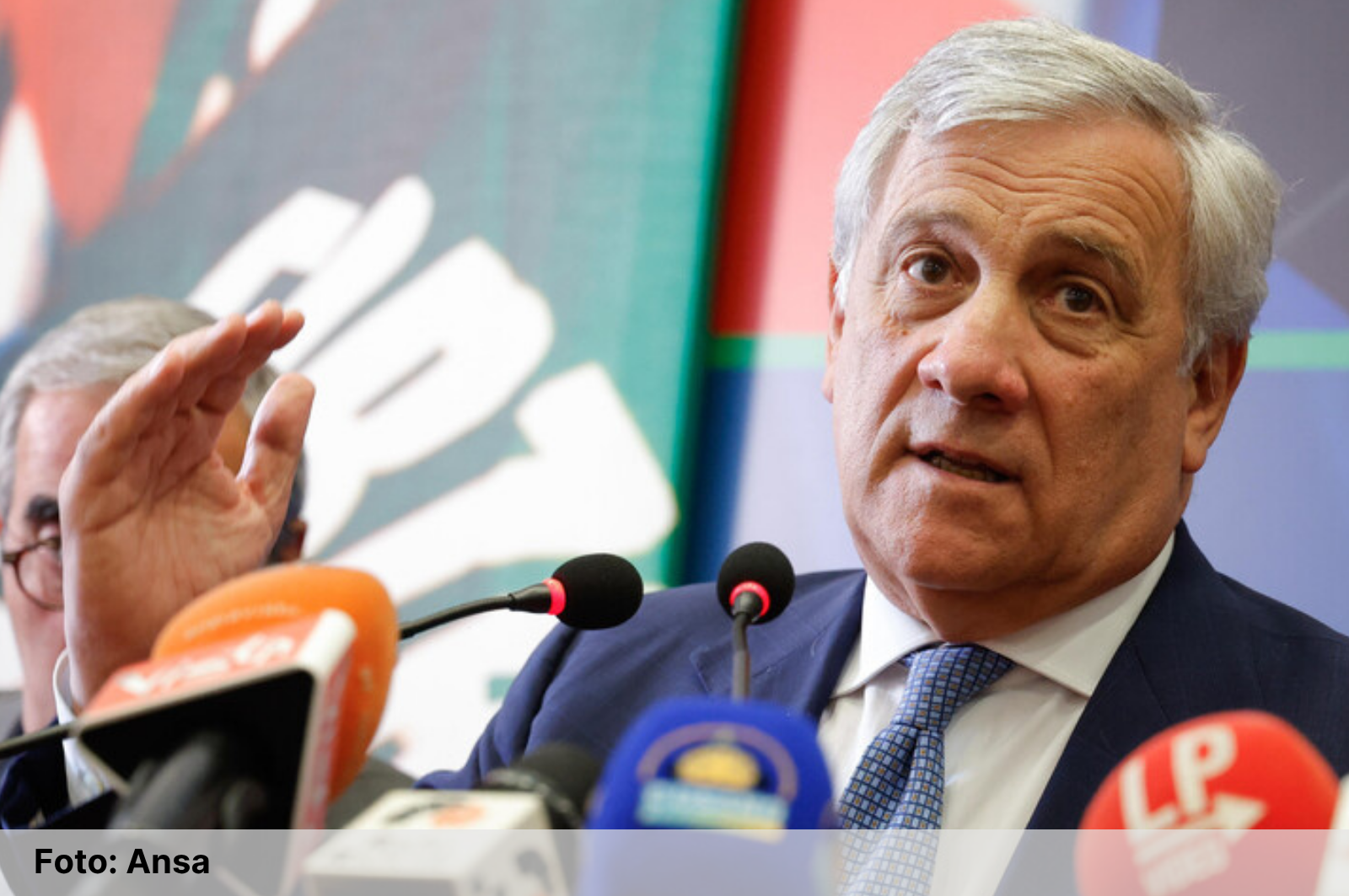 Tajani stretto tra Meloni e i Berlusconi