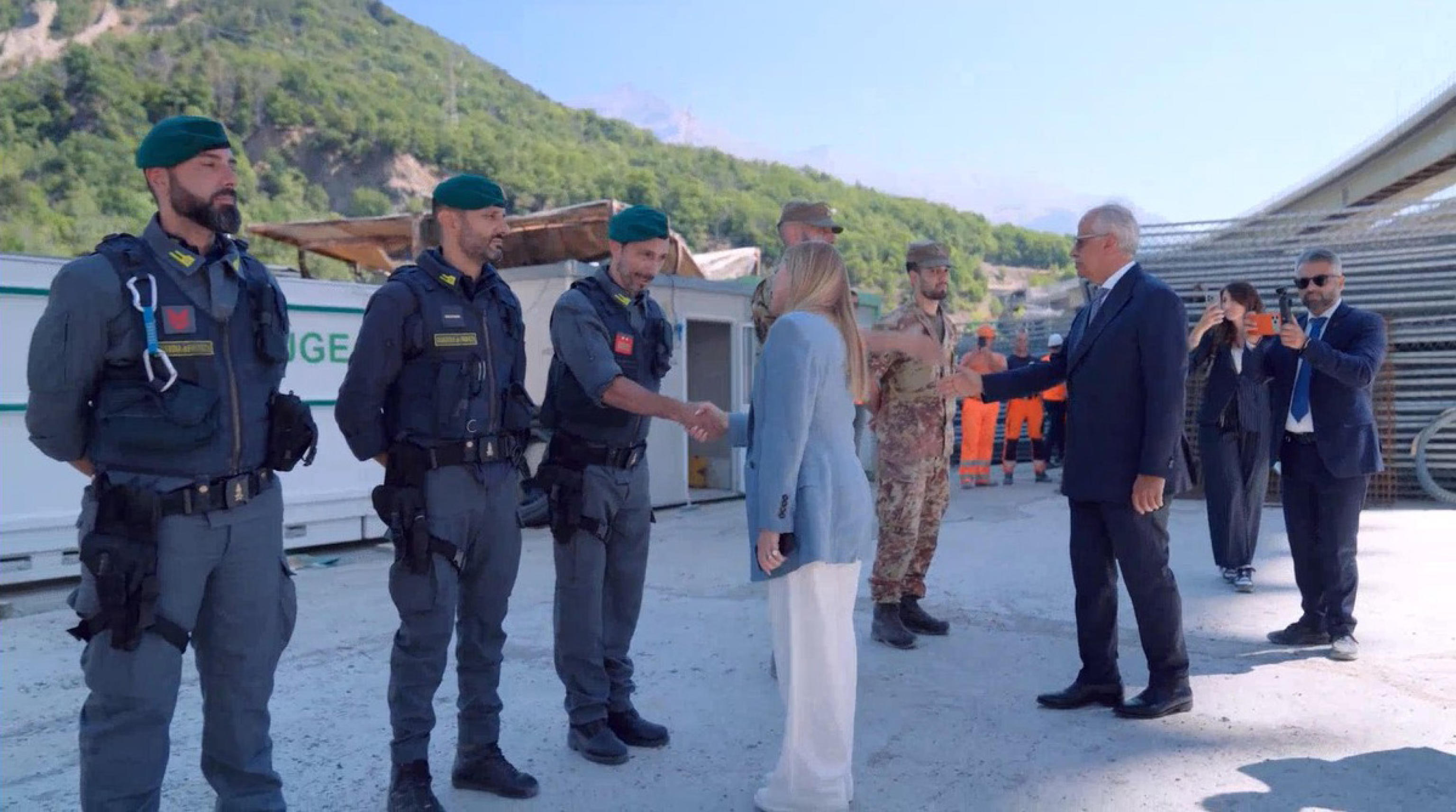 Meloni in Val di Susa: “Lo Stato non indietreggerà”