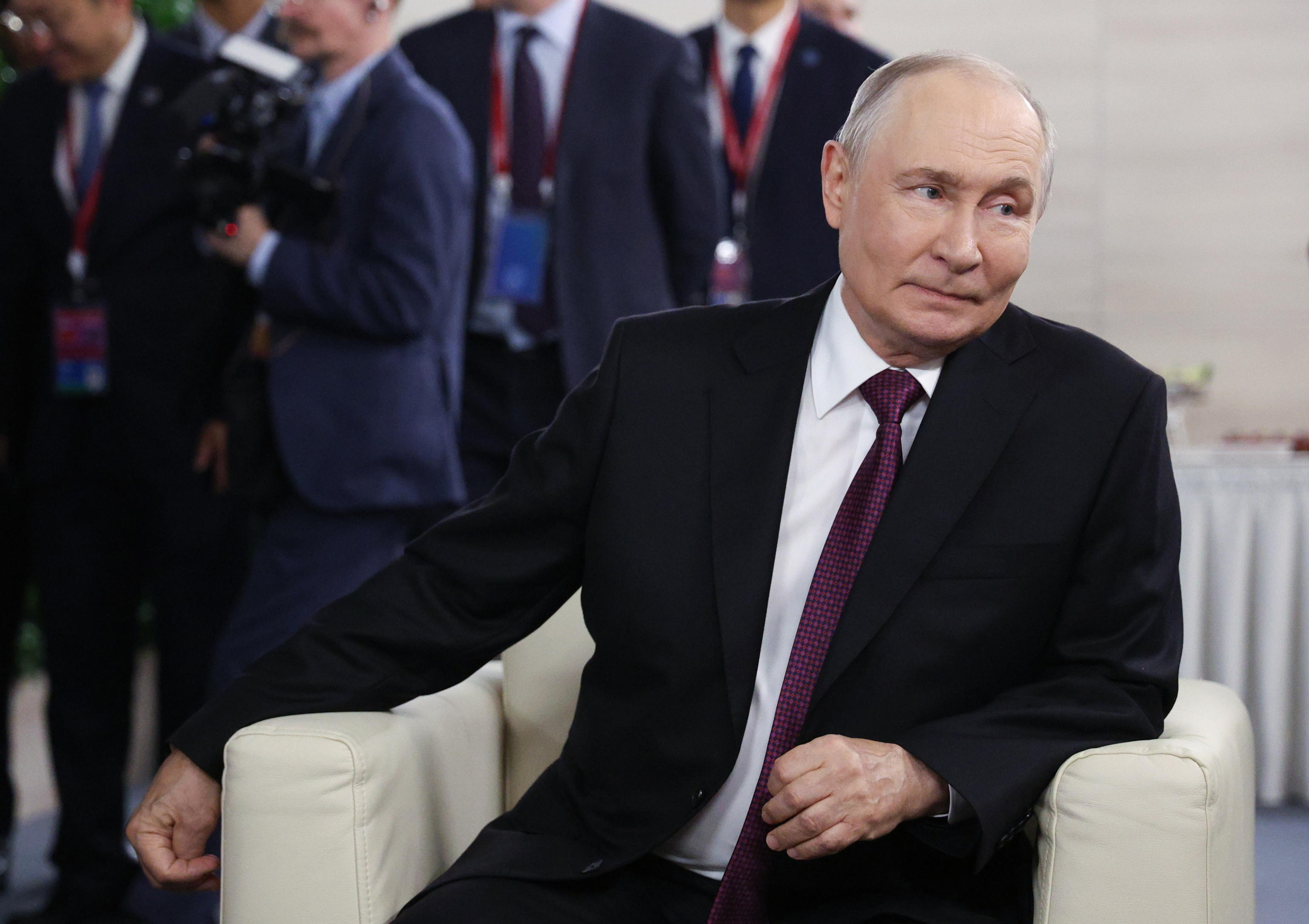 Putin: “La psicosi russofoba garantisce affari ed europoliticanti”