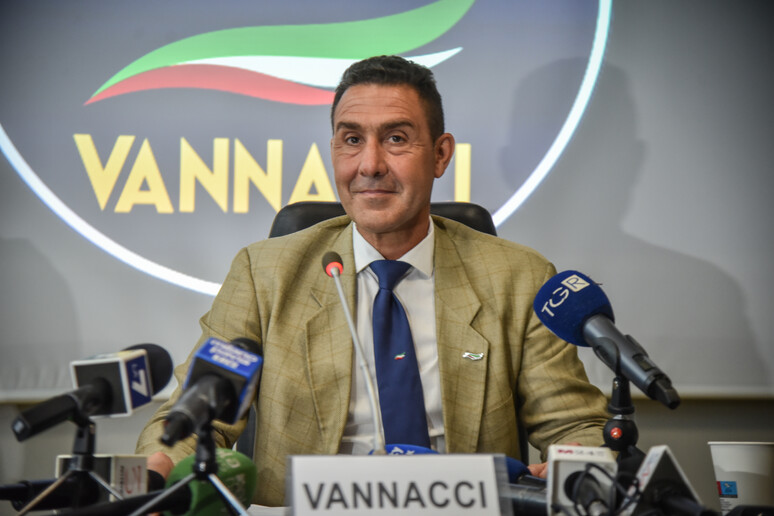 Perché il duetto Corona-Vannacci fa tremare non solo il governo