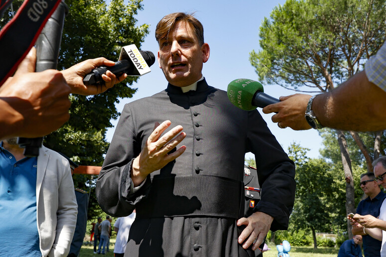 Basta cortei, serviva un prete per sfidare il boss